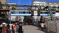 Kini Schwebebahn masih digunakan sebagai kereta komuter yang mengangkut sebanyak 25 juta penumpang setiap tahun, pada masa pra covid. (Getty Images/CNN)