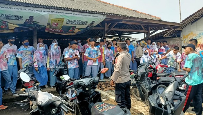 Kerumunan siswa SMA-SMK dibubarkan polisi di Subang.