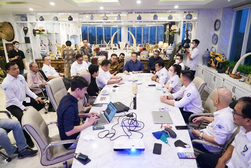 Ketua Umum Ikatan Motor Indonesia (IMI) Bambang Soesatyo bersama jajaran Sport Talenta Indonesia (STI) selaku promotor lokal penyelenggara kejuaraan dunia MXGP 2022 memaparkan progres persiapan MXGP Indonesia yang akan diselenggarakan pada (26/6) mendatang di Samota, Sumbawa, Nusa Tenggara Barat (NTB).