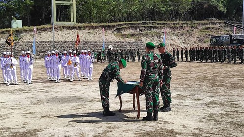 KSAD Jenderal TNI Dudung Abdurachman saat menandatangani surat keputusan meresmikan markas Satuan Artileri Pertahanan Udara (Arhanud), dan Satuan Artileri Medan (Armed) di Kabupaten Kupang, Nusa Tenggara Timur, Kamis (19/5/2022).