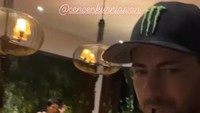  Sampai di Denpasar, Bali. John bagikan video dirinya menikmati es kelapa muda segar yang jadi welcome drink, atau minuman sambutan ketika dirinya dan Nikita sampai di resort yang mereka tempati. Foto: Instagram