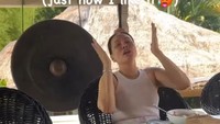 Pergi ke Bali dengan Fitri Salhuteru, yang merupakan pengusaha sekaligus sahabat Nikita Mirzani, John diajak makan siang coba nasi jinggo yang terkenal rasa pedasnya. Foto: Instagram