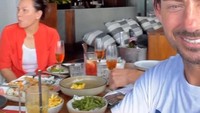  Puas makan siang dengan nasi jinggo dan sajian khas Bali. John diajak Nikita dan Fitri untuk nongkrong di Kudeta. Di sana John disuguhkan aneka sajian western yang digemarinya. Foto: Instagram