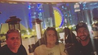 Nah kalau ini foto acara makan malam mewah John dengan kerabat dan relasi pembalap yang dikenalnya sejak lama. Foto: Instagram