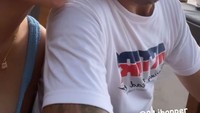 Terakhir begini romantisnya Nikita dan John, saat nongkrong dan ngemil bareng di salah satu beach club yang ada di Bali. Foto: Instagram