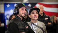  Selama beberapa bulan terakhir, Nikita Mirzani sering bagikan momen romantis bersama mantan pembalap MotoGP asal Amerika, yang dikenal dengan nama John Hopkins. Foto: Instagram