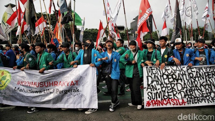 Sejumlah elemen mahasiswa hingga aktivis yang tergabung dalam Komite Rakyat Lawan Korupsi Kolusi Nepotisme (KRL-KKN) menggelar aksi unjuk rasa didepan gedung DPR/MPR, Jakarta Pusat, Kamis (19/5/2022).