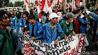 Sebelumnya, massa melakukan longmarch dari arah Hotel Mulia.