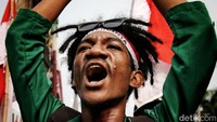 Massa yang tergabung dalam Komite Rakyat Lawan Korupsi Kolusi dan Nepotisme (KRL-KKN) membawa 13 tuntutan, mulai masalah KKN hingga perekonomian.