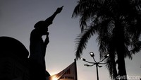 Salah satu tuntutan mereka adalah melawan praktik korupsi, kolusi, nepotisme (KKN) dan melawan oligarki sampai rakyat Indonesia menang serta mengembalikan jalannya negara sesuai dengan tujuan bernegara yang telah termaktub dalam Pembukaan UUD 1945.