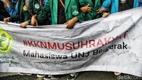 Mereka juga menuntut agar pembangunan infrastruktur di daerah berorientasi pada kebutuhan masyarakat setempat dan betul-betul cepat merespons aspirasi rakyat di daerah terkait infrastruktur jalan utama yang rusak, seperti di Kota Siantar dan daerah lainnya.
