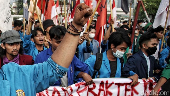 Sejumlah elemen mahasiswa hingga aktivis yang tergabung dalam Komite Rakyat Lawan Korupsi Kolusi Nepotisme (KRL-KKN) menggelar aksi unjuk rasa didepan gedung DPR/MPR, Jakarta Pusat, Kamis (19/5/2022).