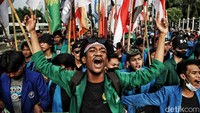 Sejumlah elemen buruh, mahasiswa, hingga organisasi kemasyarakatan (Ormas) berdemonstrasi di gedung DPR RI.