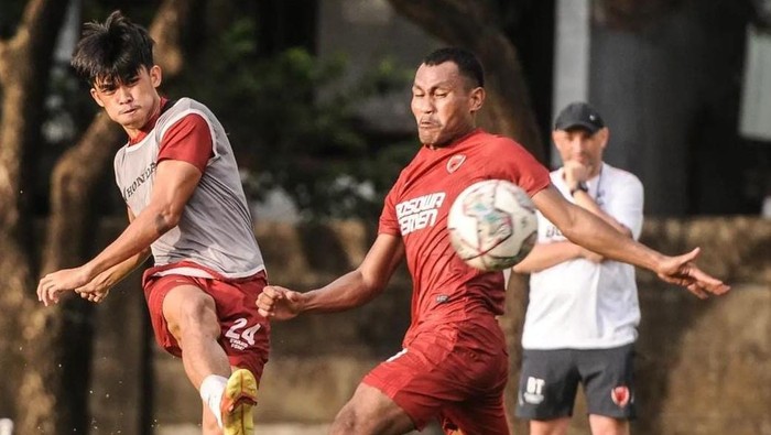 Latihan PSM Makassar dengan penyerang lokal.