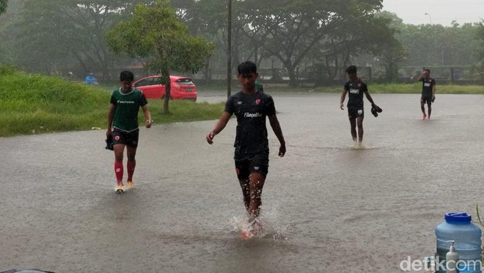 Latihan PSM Makassar diguyur hujan deras.
