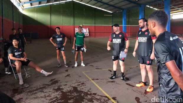 Latihan PSM Makassar diguyur hujan deras.