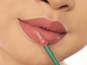 5 Rekomendasi Lipstik Nude yang Cantik untuk Bibir Hitam