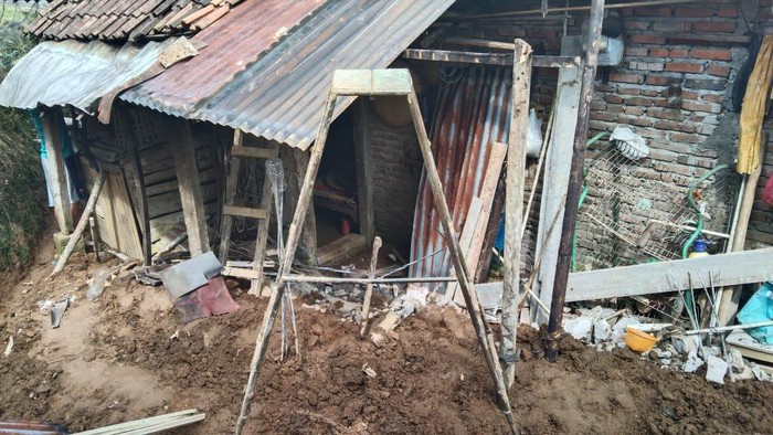 Longsor di Desa Dempel Kecamatan Kalibawang , Wonosobo, Kamis (19/5/2022).