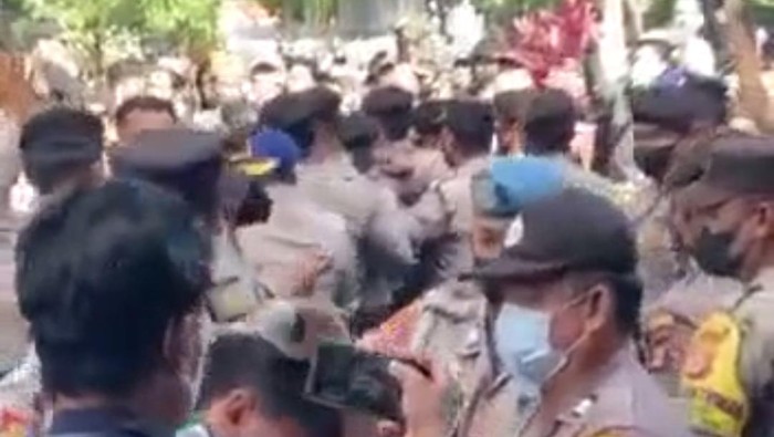 Mahasiswa dan sejumlah organisasi masyarakat (ormas) di Balikpapan, Kalimantan Timur (Kaltim) demo di depan Kantor PT Bayan Resource terkait dana CSR Rp 200 miliar yang disalurkan ke Jawa.