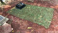 Setelah tahu makam Dorce amblas, keluarga langsung merapihkannya kembali. Keluarga Dorce juga mengirimkan rumput untuk makam sang artis. Hari ini makan tersebut baru selesai dirapikan.  Foto: Hanif/detikHOT