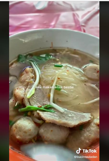 Makan bakso babi di Thailand