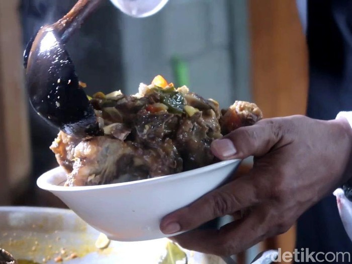 Mangut geger (tulang punggung) sapi di Padokan Lor RT.06 No.270, Tirtonirmolo, Kasihan, Bantul, Rabu (11/5/2022).