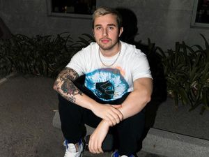 Teka-teki Christopher Comstock di Balik Helm DJ Marshmello