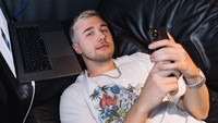 Banyak yang menyayangkan wajah asli Marshmello selama ini ditutupi. Foto: Instagram