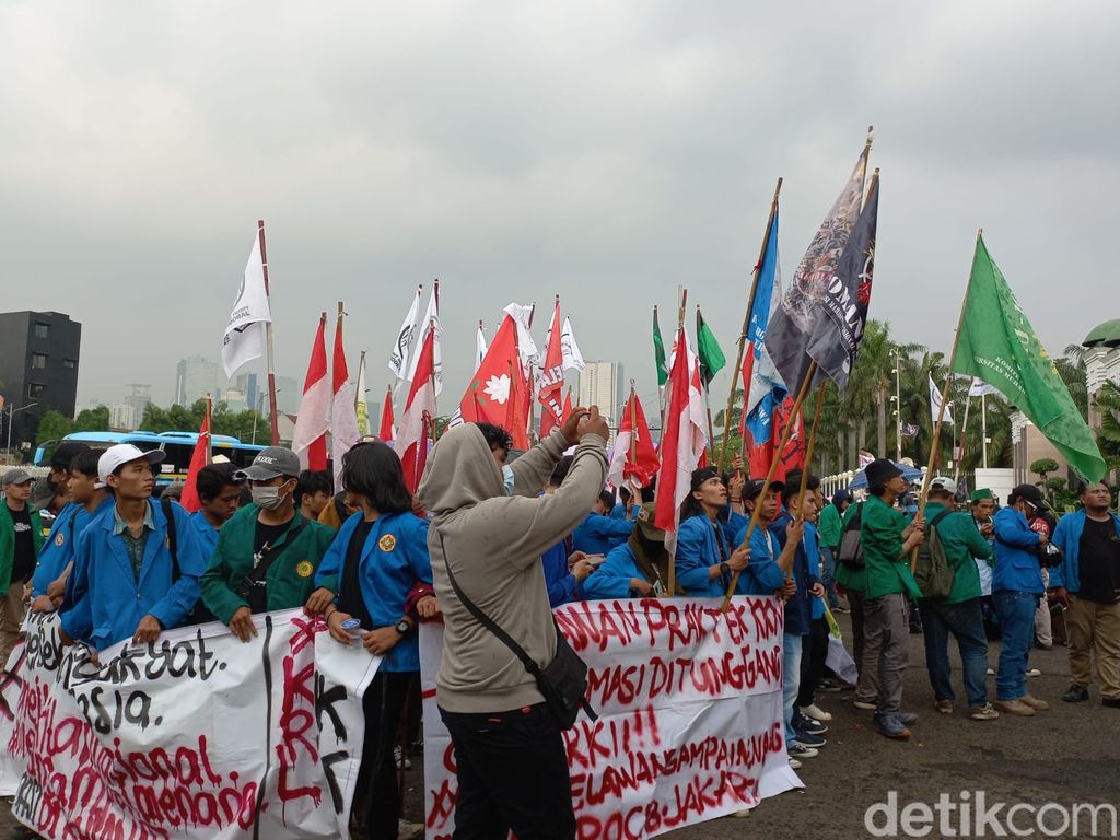 Massa Komite Rakyat Lawan KKN berdemonstrasi di gedung DPR RI. Massa membawa 13 tuntutan mulai dari masalah KKN hingga perekonomian. (Anggi M/detikcom)