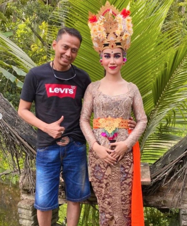 Mayang terlihat manglingi dengan mengenakan busana adat Bali berwarna coklat keemasan. Kebaya Bali yang dikenakannya itu tampak dipadukan dengan selendang ikat pinggang berwarna oranye. Foto: dok. Instagram/@dodysoedrajat_1
