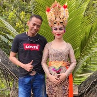 Mayang terlihat manglingi dengan mengenakan busana adat Bali berwarna coklat keemasan. Kebaya Bali yang dikenakannya itu tampak dipadukan dengan selendang ikat pinggang berwarna oranye. Foto: dok. Instagram/@dodysoedrajat_1