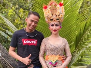 Mayang Senang Dapat Gitar Avril Lavigne Edisi Terbatas dari Doddy Sudrajat
