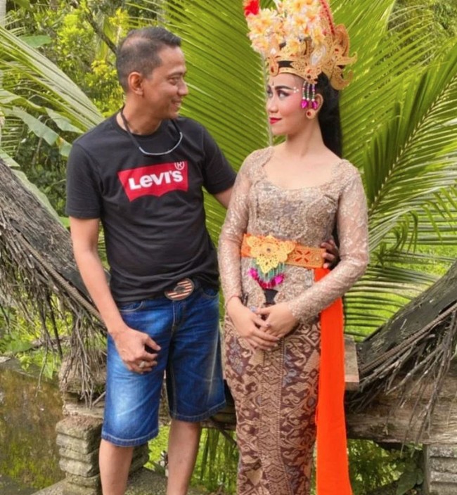 Penampilan Mayang juga dilengkapi dengan aksesori kepala  khas Bali. Tak ketinggalan, riasan wajah Mayang juga dibuat seperti layaknya para penari Bali. Foto: dok. Instagram/@dodysoedrajat_1