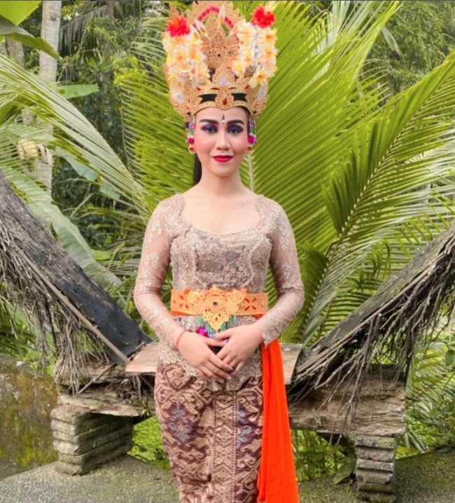 Seperti layaknya para penari Bali, riasan wajah Mayang dibuat cukup tebal dengan menonjolkan bagian mata. Riasan tersebut dipadukan dengan pulasan lipstik berwarna merah. Foto: dok. Instagram/@dodysoedrajat_1