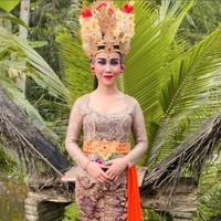 Seperti layaknya para penari Bali, riasan wajah Mayang dibuat cukup tebal dengan menonjolkan bagian mata. Riasan tersebut dipadukan dengan pulasan lipstik berwarna merah. Foto: dok. Instagram/@dodysoedrajat_1