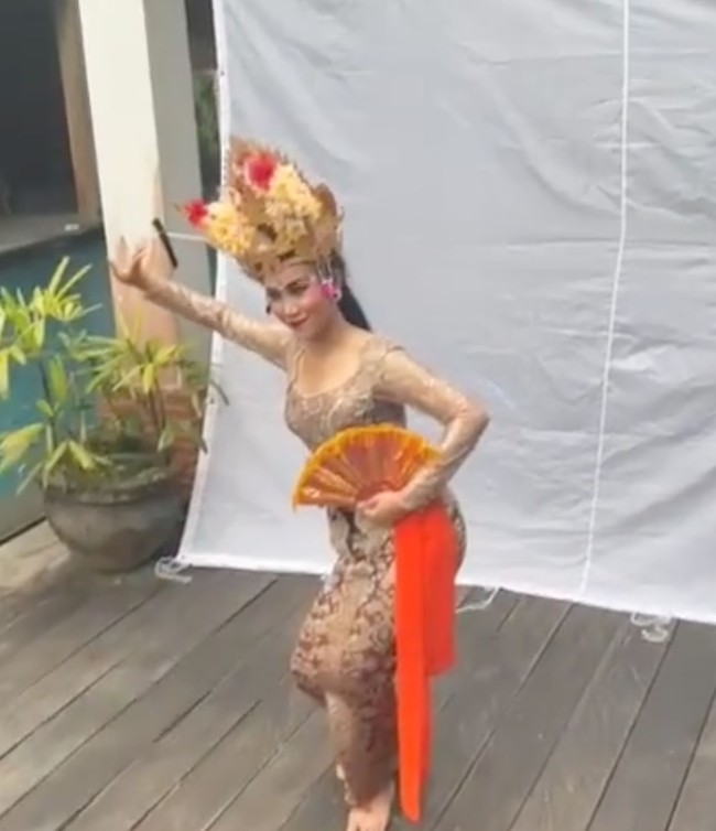 Melalui keterangan unggahannya, Doddy mengatakan bahwa sesi pemotretan Mayang itu sengaja dilakukan untuk film horror yang dibintanginya. Sesi pemotretan Mayang utk film horror layar lebar sebagai peran utama gadis bali yg baik hati lasmi, tulis keterangan unggahan tersebut. Foto: dok. Instagram/@dodysoedrajat_1