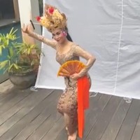 Melalui keterangan unggahannya, Doddy mengatakan bahwa sesi pemotretan Mayang itu sengaja dilakukan untuk film horror yang dibintanginya. Sesi pemotretan Mayang utk film horror layar lebar sebagai peran utama gadis bali yg baik hati lasmi, tulis keterangan unggahan tersebut. Foto: dok. Instagram/@dodysoedrajat_1