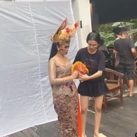 Mayang sendiri diketahui memang akan debut akting pertama dalam film horror perdananya yang berjudul Leak Kajeng Kliwon. Dalam film layar lebar tersebut Mayang akan beradu akting dengan aktor tampan Kevin Gutomo. Foto: dok. Instagram/@dodysoedrajat_1