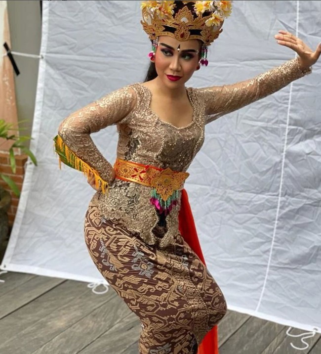 Penampilan Mayang sebagai gadis Bali langsung mengundang beragam komentar netizen. Tak sedikit yang memujinya, menyebut Mayang terlihat cantik. Sementara beberapa lainnya justru mengomentari riasan wajahnya yang dinilai terlalu tebal. Foto: dok. Instagram/@dodysoedrajat_1