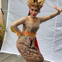 Penampilan Mayang sebagai gadis Bali langsung mengundang beragam komentar netizen. Tak sedikit yang memujinya, menyebut Mayang terlihat cantik. Sementara beberapa lainnya justru mengomentari riasan wajahnya yang dinilai terlalu tebal. Foto: dok. Instagram/@dodysoedrajat_1