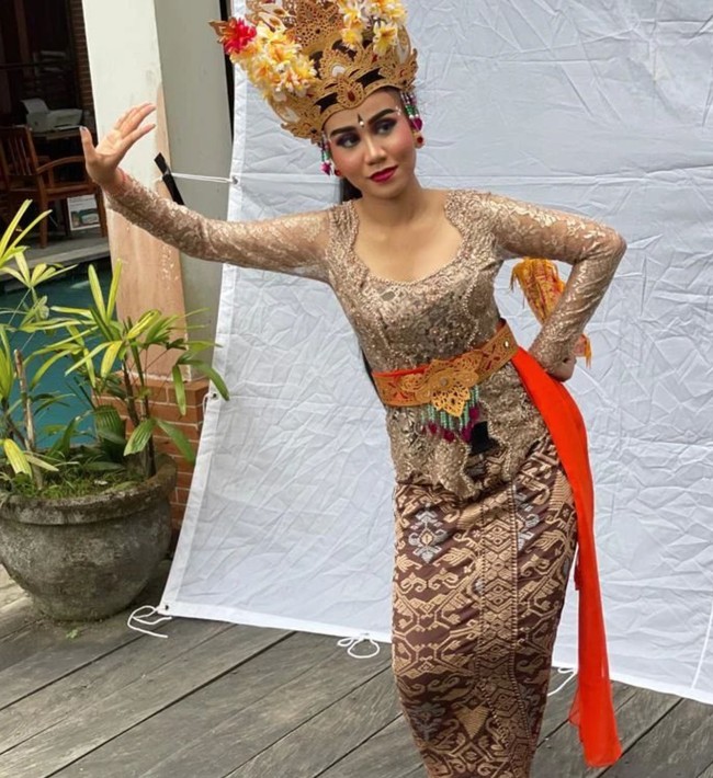 Dalam sesi pemotretan, Mayang tampak berpose menari menirukan gaya para penari Bali. Bagaimana menurutmu penampilan Mayang, sudah cocok jadi penari Bali belum nih? Foto: dok. Instagram/@dodysoedrajat_1