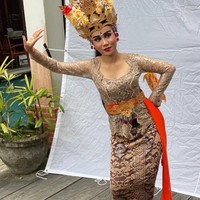 Dalam sesi pemotretan, Mayang tampak berpose menari menirukan gaya para penari Bali. Bagaimana menurutmu penampilan Mayang, sudah cocok jadi penari Bali belum nih? Foto: dok. Instagram/@dodysoedrajat_1