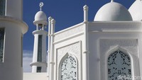 Masjid Al-Hakim, berada di bibir pantai Muaro Padang, tak jauh dari Gunung Padang, sebuah bukit kecil yang menjorok ke arah laut yang namanya tak dapat dilepaskan dari hikayat populer Siti Nurbaya.