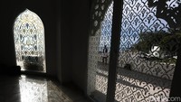 Masjid ini dibangun oleh seorang donatur yang tidak ingin disebutkan namanya. Donatur tersebut hanya menyampaikan bahwa ini keinginan almarhumah ibunya.