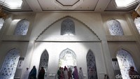 Hingga pada akhirnya, sang donatur pun terpikat hatinya untuk membangun masjid di sudut Pantai Padang di Jalan Samudra.