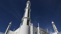 Masjid Al-Hakim Padang ini bergaya Taj Mahal.