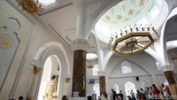 Masjid ini mulai dibangun pada awal 2017. Biaya pembangunannya berasal dari seorang donatur, sementara lahannya disediakan oleh Pemerintah Kota Padang seiring penataan Pantai Padang yang dilakukan sejak 2014.