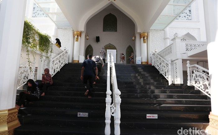Anda berencana untuk berkunjung ke ibukota Tanah Minang? Jika iya, maka anda wajib untuk memasukkan Masjid Al Hakim Padang sebagai salah satu tempat singgah.