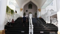 Lahan masjid ini dulunya merupakan area permainan anak dan dipenuhi tenda-tenda pedagang kaki lima (PKL). Berkat pendekatan yang dilakukan pemerintah setempat, PKL bersedia direlokasi ke tempat baru sehingga pembangunan masjid dapat dikerjakan.
