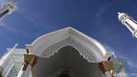 Mesjid indah yang dibalut oleh dominasi warna putih, dengan empat tiang menara yang menjulang tinggi.